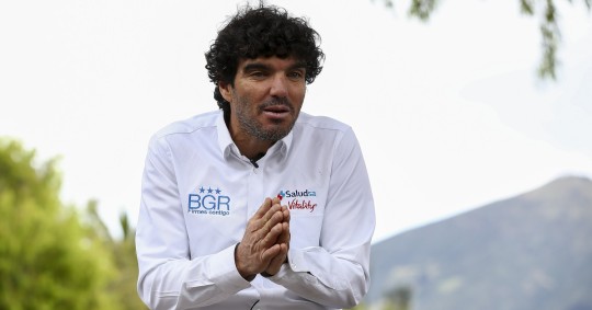"Mi pie estaba hecho una pelota, infectado con pus", relató sobre esa dificultad que se añadía a las condiciones extremas de la montaña / Foto: EFE