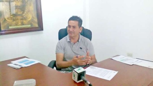 Carlos Chamba señala que los nuevos recursos permitirán a los gobiernos locales mejorar las condiciones de vida de sus pobladores. Foto: La Hora
