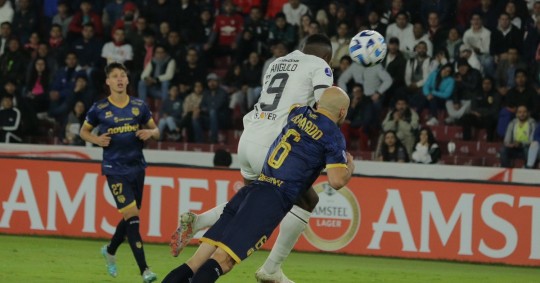 La figura fue José Angulo, quien anotó 2 goles./Foto: Cortesía LDU