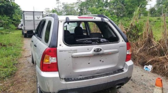 Así quedó el auto en el que se transportaban los agentes de la Policía que fueron emboscados en General Farfán, Sucumbíos. Foto: El Comercio
