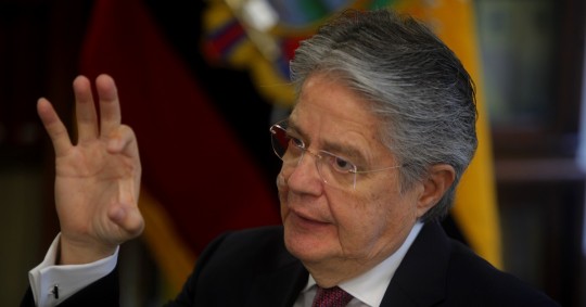 Los ministros de Defensa de Ecuador, Luis Lara, y de Colombia, Iván Velásquez, acordaron mecanismos para fortalecer la vigilancia y el control en la frontera binacional / Foto: EFE
