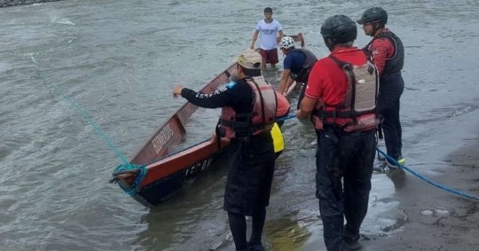 El ECU 911 indicó que un menor, una adulta mayor y siete hombres fueron rescatados por las maniobras realizadas por efectivos del Cuerpo de Bomberos de Mera / Foto: cortesía