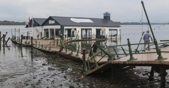 La Cámara indicó que el sismo, con epicentro en el golfo de Guayaquil, provocó el colapso parcial en muros de camaroneras ubicadas en la provincia de El Oro / Foto: EFE