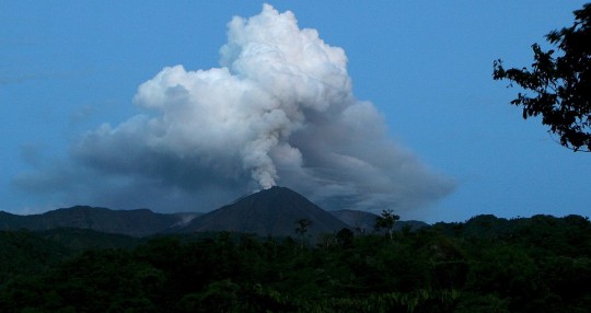 Leve caída de ceniza volcánica del Reventador se registró en zonas de Sucumbíos / Foto: EFE
