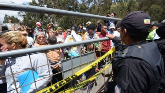 Al grito de “¡queremos pasar!”, cientos de emigrantes venezolanos impidieron este lunes un tramo del paso internacional de Rumichaca. Foto: Expreso