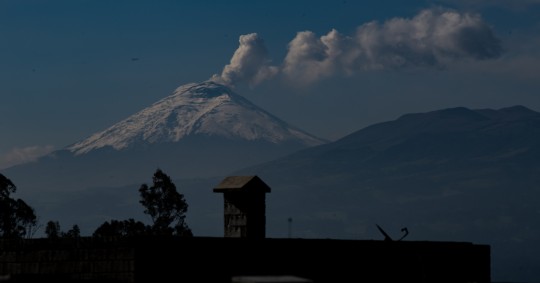 Según la Secretaría de Riesgos, la nube tomó dirección suroeste / Foto: EFE