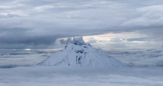 Las nubes de gases del Cotopaxi se elevan hasta los 500 metros / Foto: EFE