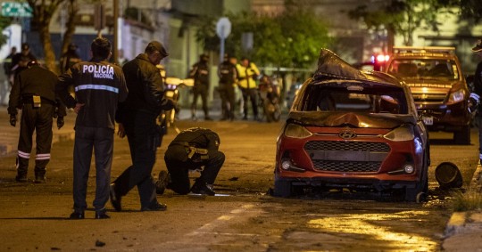 El vehículo incendiado en la madrugada de este jueves en la capital ecuatoriana también tenía cilindros de gas en su interior/ Foto: cortesía EFE