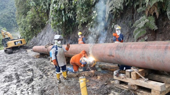  Técnicos trabajan en la reparación del Sistema de Oleoducto Transecuatoriano (SOTE) el 13 de abril de 2020. - Foto: Petroecuador