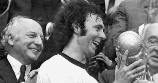 El Kaiser', considerado la máxima leyenda del fútbol alemán, fue campeón del mundo como jugador en 1974 y como seleccionador en 1990 / Foto: EFE