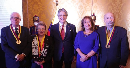 El presidente Guillermo Lasso galardonó a Javier Vásconez, Patricia González y Segundo Moreno Yánez / Foto: cortesía Secretaría General de Comunicación de la Presidencia
