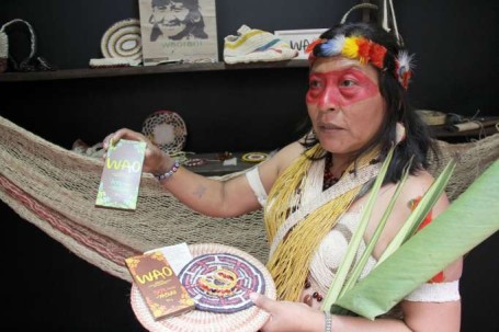 Manuela Omari sostiene en sus manos muestras de las artesanías y el chocolate que venden. Foto: La Hora