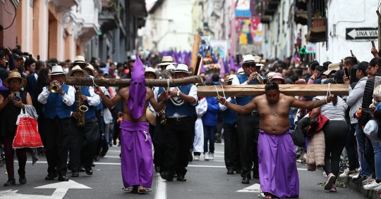La procesión "Jesús del Gran Poder" de Quito, considerada la más concurrida en el país, ha congregado a miles de fieles en las calles de la capital ecuatoriana / Foto: EFE