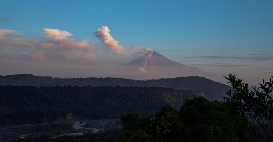En ambos volcanes se ha observado durante la noche la salida de material incandescente por sus cráteres / Foto: EFE