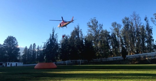 A primeras horas de este jueves se dio el despacho inicial de agua desde el helicóptero/ Foto: cortesía Bomberos de Quito