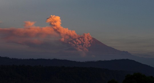 Unas dos emisiones de gases y ceniza detectadas por satélite se han elevado a alturas de entre 900 y 2.100 metros sobre el nivel del cráter, agregó el IG / Foto: EFE