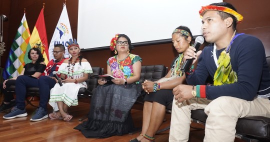 Seis representantes de los becarios participaron en el acto presencial de entrega de los diplomas en La Paz / Foto: EFE