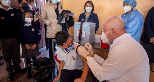 La vacunación de más de dos millones de menores de edad comenzó en Ecuador / Foto: EFE