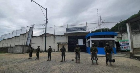 Ellos son el último grupo que falta por liberar de los 137 funcionarios de prisiones que quedaron el lunes retenidos por presos en siete centros carcelarios / Foto: cortesía de las redes