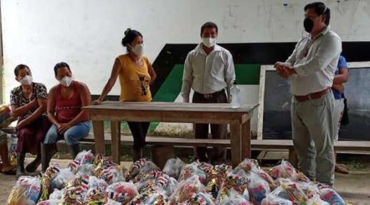 En Poroto Yaku, Orellana, los comuneros recibieron kits alimenticios y cartillas con información del covid-19. Foto: cortesía Cofenaie