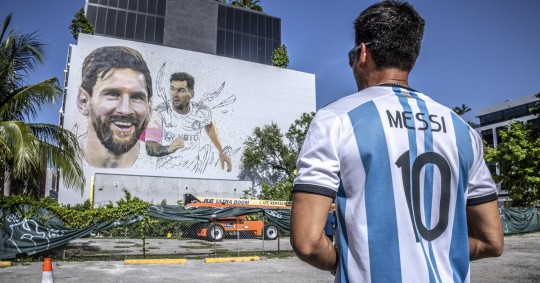 Este Messi sonriente de más de 20 metros de altura es obra del también argentino Ignacio Bagnasco y se erige en el barrio de Wynwood / Foto: EFE