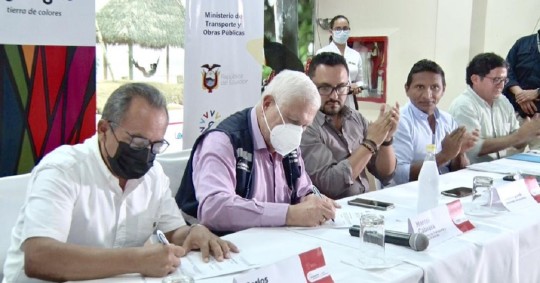 MTOP firma carta de compromiso para la construcción de proyectos viales en la Amazonía / Foto: cortesía Ministerio de Obras