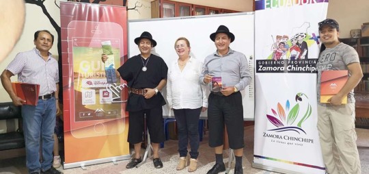 Mónica Rodríguez (centro) presentó la iniciativa. El prefecto de la provincia, Salvador Quishpe, vestido de negro, mostró los mapas. Foto: El Telégrafo
