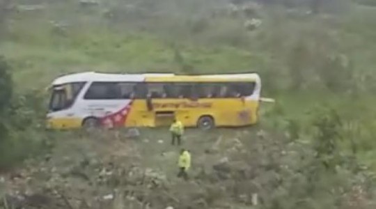 En la madrugada de este 29 de agosto del 2019 se registró un accidente de un bus interprovincial en la vía El Chaco - Lago Agrio. El vehículo se volcó de la carretera y cayó 50 metros a un terreno. Foto: El Comercio
