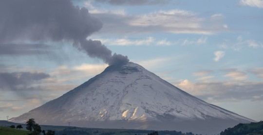 Tres columnas de vapor, gas y ceniza de entre 500 y 1.500 metros sobre el nivel del cráter emanó este martes el volcán Cotopaxi / Foto: EFE