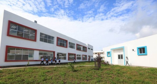 ARAJUNO, Pastaza. La Unidad educativa del milenio Toñe cuenta con diversos espacios, como laboratorios de química y patio cívico. Foto: El Universo