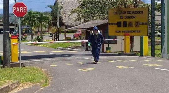 El Municipio cumple con la fumigación de calles, espacios públicos y aceras como medida de prevención al covid-19. Foto: Cortesía Municipio de Santiago de Méndez