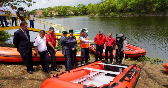 La entrega de los botes se realizó en una ceremonia en la Escuela Superior Politécnica del Litoral / Foto: cortesía Riesgos Ecuador 