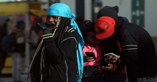 Migrantes y tecnología: cómo los móviles cambian la ruta hacia Estados Unidos / Foto: EFE