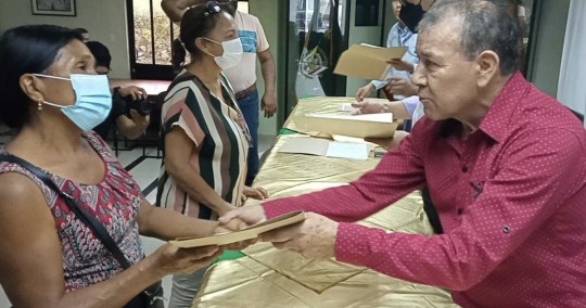 Pobladores de Chonta Punta, Pano y Arosemena Tola recibieron escrituras de predios rurales / Foto: cortesía Ministerio de Agricultura