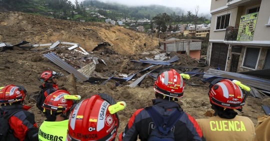 Bajo los restos del deslizamiento, que abarcó una superficie de 24,3 hectáreas quedan todavía por recuperar una treintena de personas / Foto: EFE