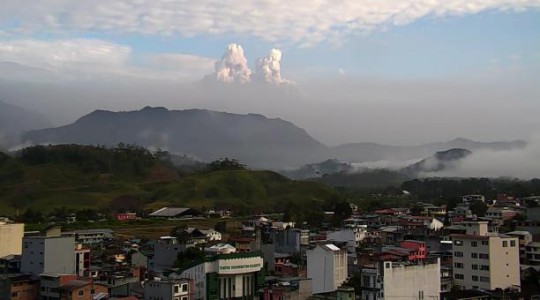 Panorámica del volcán Sangay que muestra el polvo volcánico. Foto cortesía ECU-911 Macas