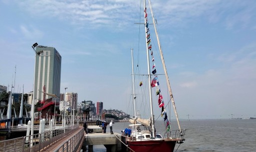 El velero que emula la Vuelta al Mundo de Magallanes-Elcano llegó a Guayaquil / Foto: EFE