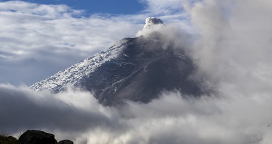 La red sísmica de vigilancia del Cotopaxi registró 116 sismos leves de "largo periodo", relacionados con el movimiento de fluidos en el interior del volcán / Foto: EFE