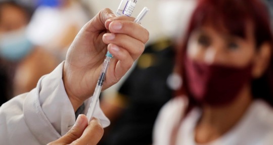 El ministerio de Salud aplica refuerzos de vacunas anticovid a mayores de 12 años / Foto: EFE