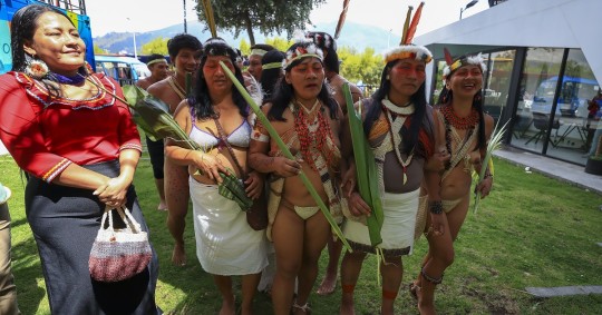 Indigenas waorani participan hoy en el arranque de la caravana por todo el territorio ecuatoriano para pedir el voto por el "Sí" en la consulta nacional del próximo domingo / Foto: EFE