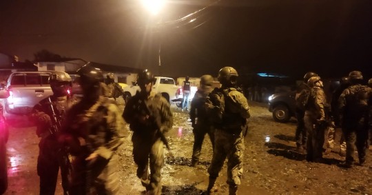  "Elbi",  líder de los Tiguerones, fue arrestado durante una serie de allanamientos en un barrio del cantón de San Lorenzo / Foto: cortesía Fuerzas Armadas