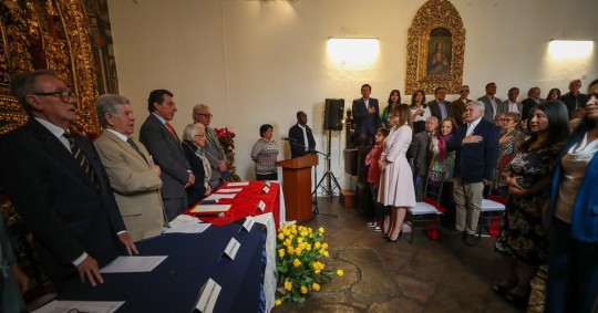El hijo menor de Villavicencio fue el encargado de recibir la condecoración / Foto: EFE