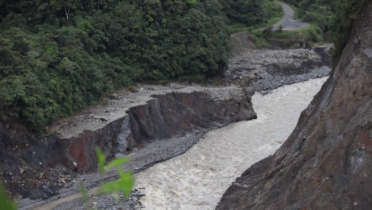 La erosión del río Coca avanza hacia Coca Codo y sigue provocando daños millonarios / Foto El Oriente