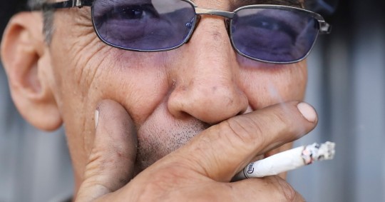 El cigarrillo causa 351.000 muertes al año en 8 países de Latinoamérica, según estudio / Foto: EFE