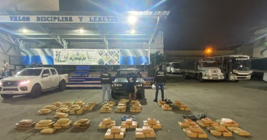 La policía indicó que la droga se halló en seis sacos de yute, que tenían 198 paquetes rectangulares, que estaban en el cajón de una camioneta/ Foto: cortesía Policía Nacional