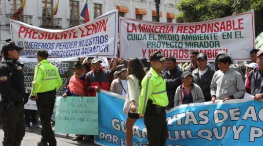 Pobladores del Pangui llegaron ayer a la Plaza Grande para pedir al Presidente la reactivación del proyecto minero. Foto: El Comercio
