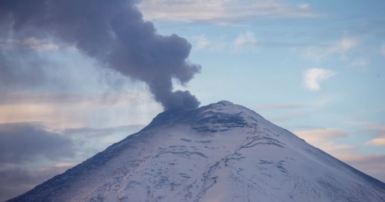 El Cotopaxi sigue lanzando ceniza, que llega a 2.400 metros de altura / Foto: EFE