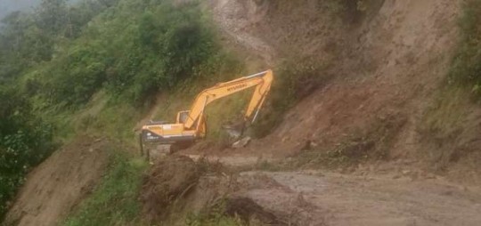 Trabajos. Maquinaria de Obras Públicas y de los municipios están en la zona. Foto: La Hora