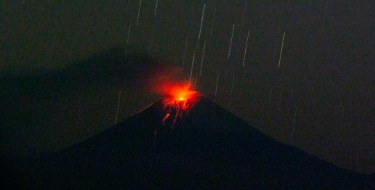 Esas emisiones han formado columnas, como nubes, de hasta 2.070 metros sobre el cráter del coloso / Foto: EFE