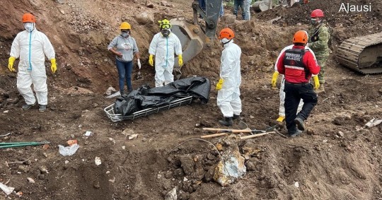 El corrimiento de tierra sepultó al menos 57 casas de un par de barrios de Alausí, así como otros espacios públicos como el estadio municipal de fútbol / Foto: cortesía FFAA
